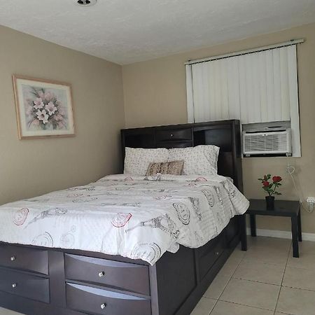 Entire Guesthouse 5 Mins To Siesta Key & Downtown Sarasota Exteriör bild