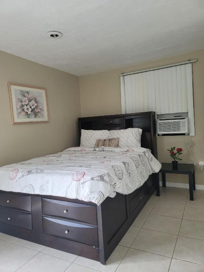 Entire Guesthouse 5 Mins To Siesta Key & Downtown Sarasota Exteriör bild